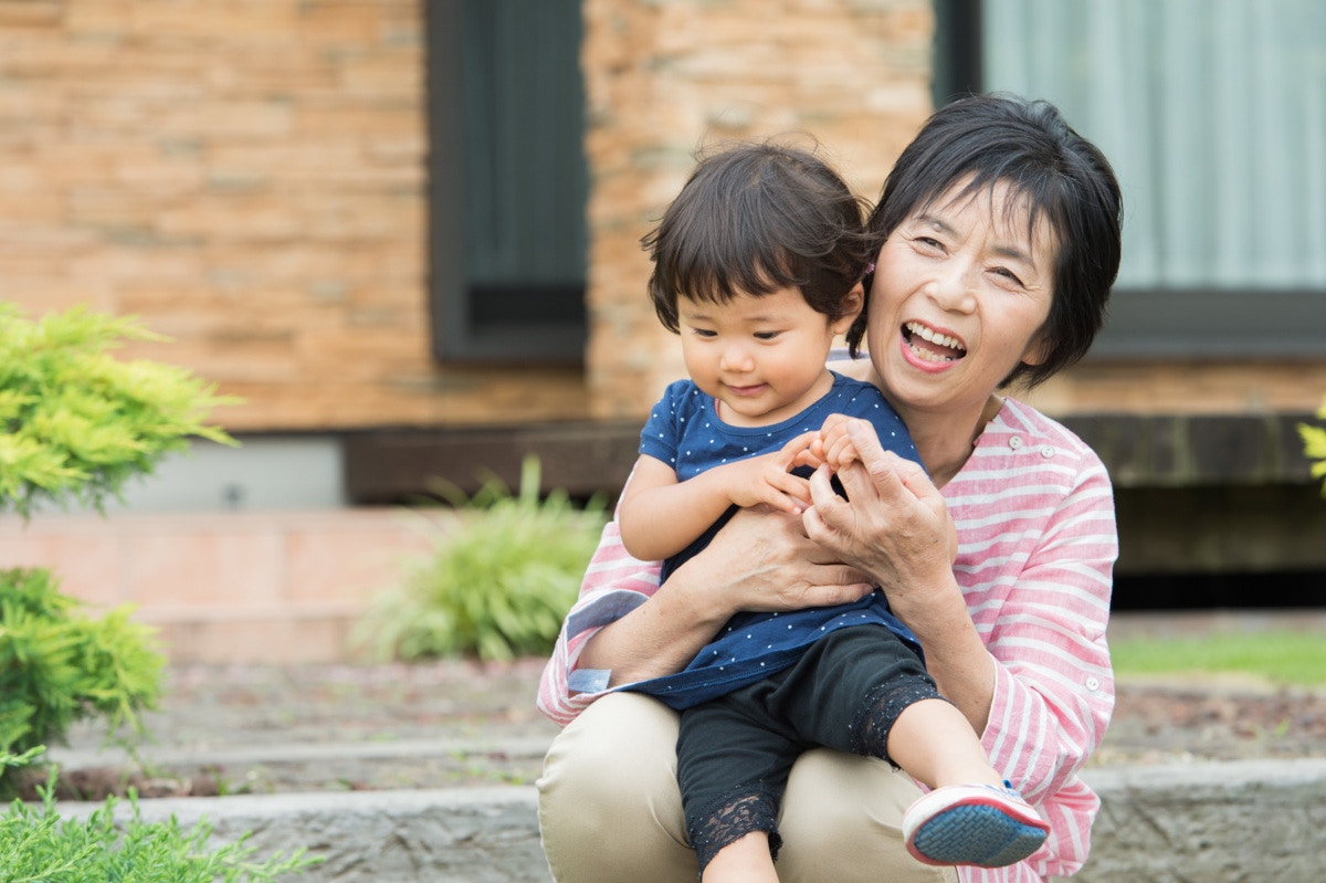 笑顔　孫　祖母　抱っこ