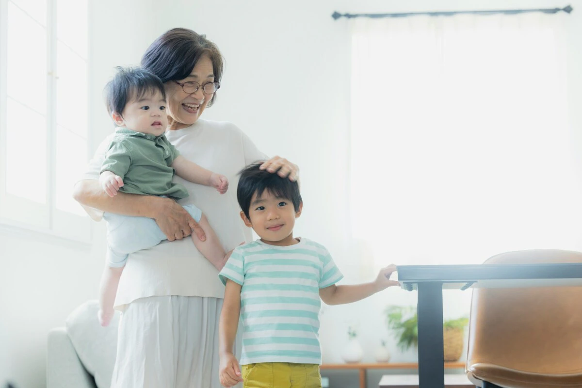 孫　抱っこ　女性