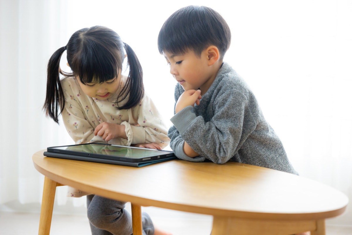 リビング　兄弟　ゲーム