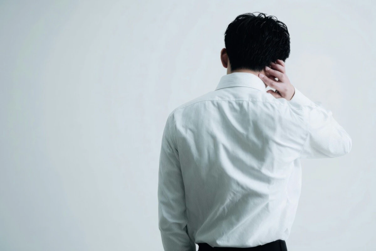 暗い　男性