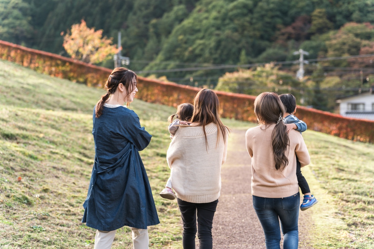 ママ友　後ろ姿