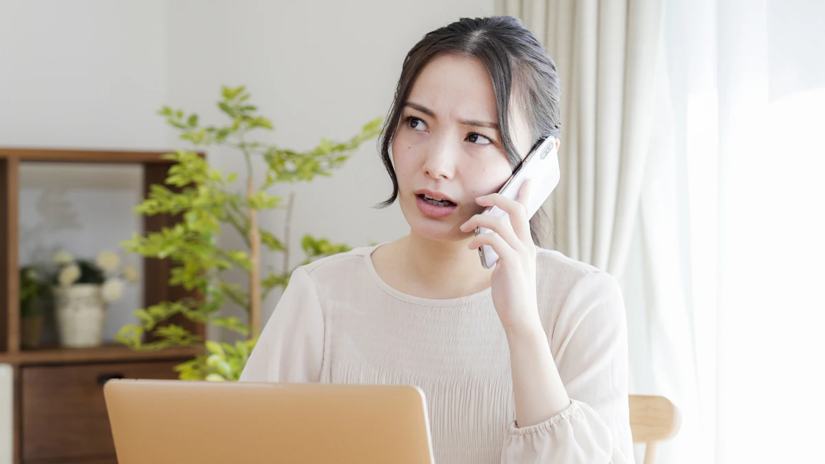 通話　女性　家　怒る　パソコン