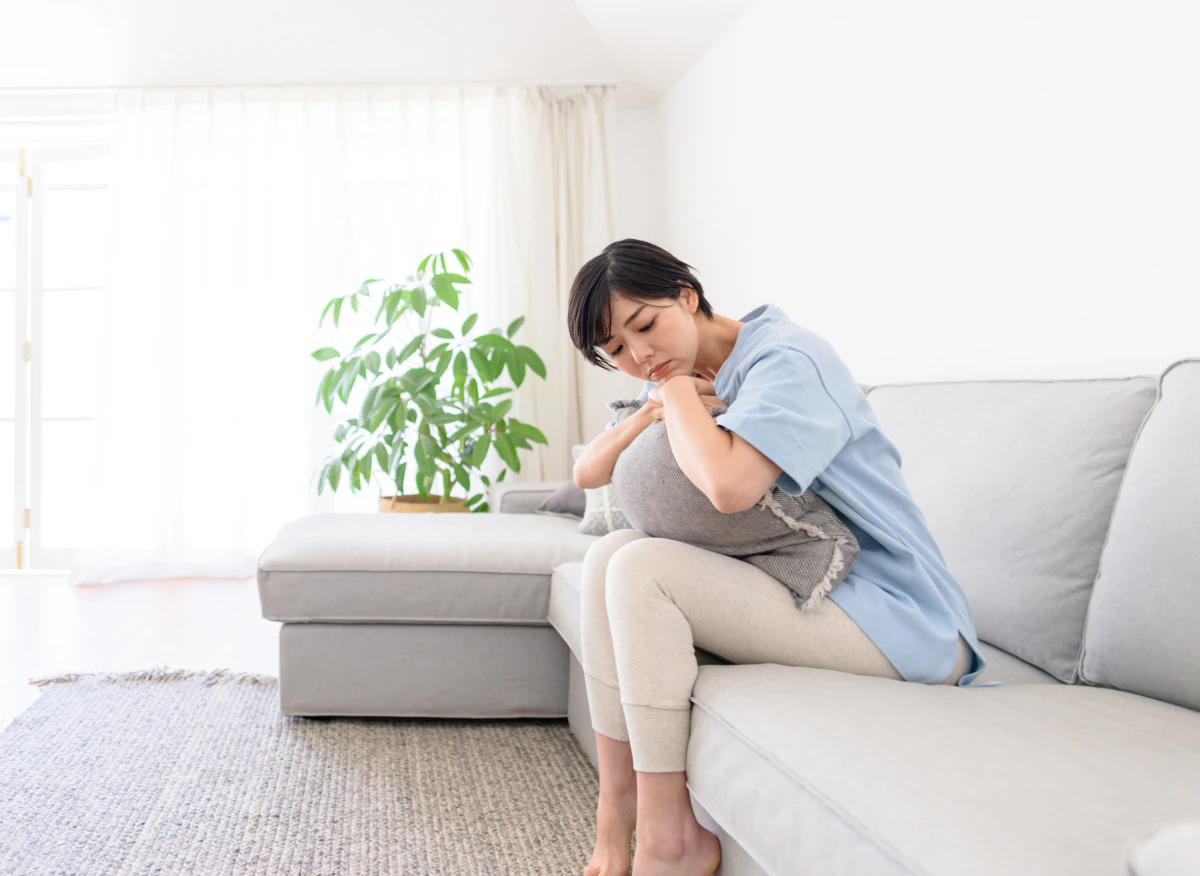 悩む　女性